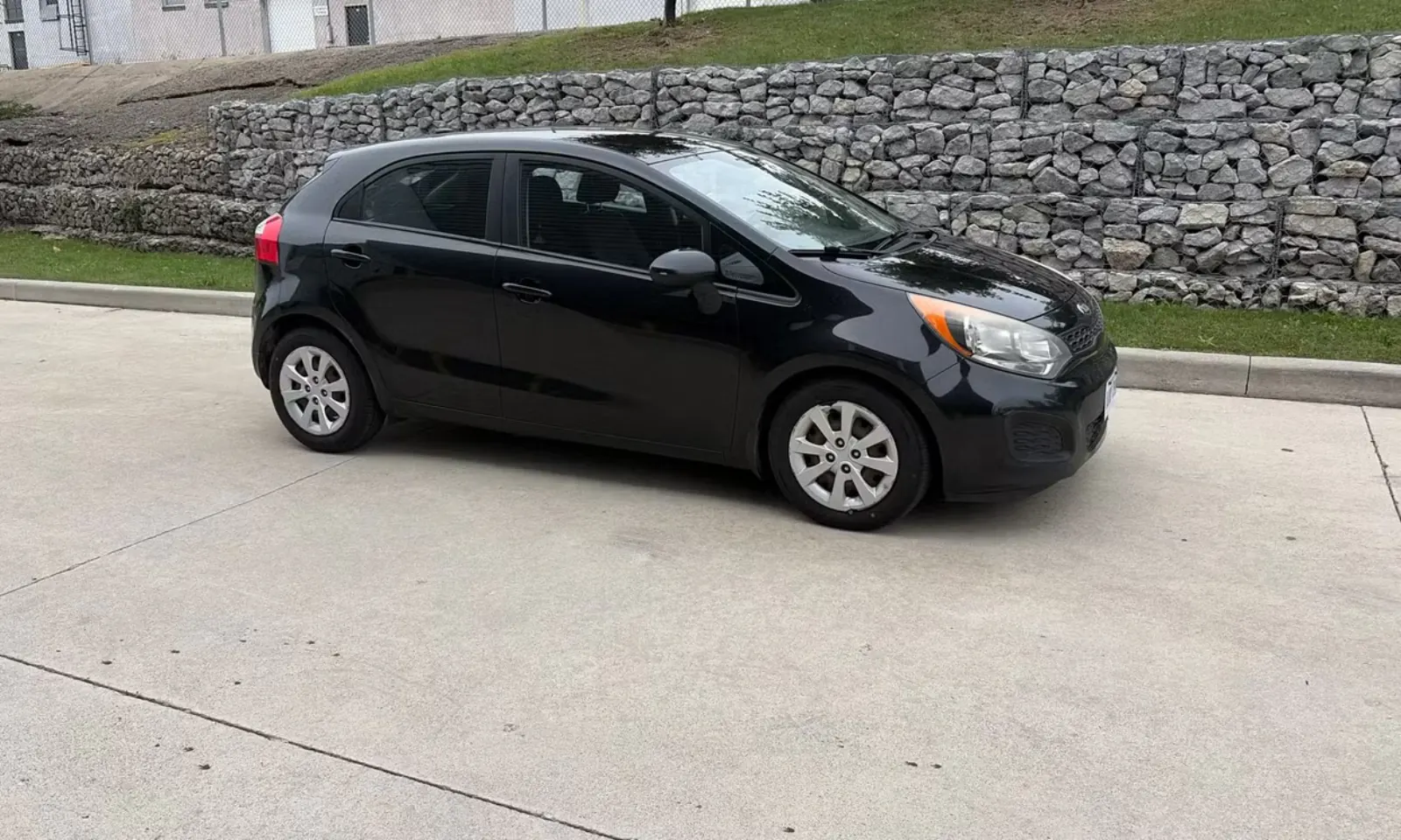 2014 Kia Rio — side profile